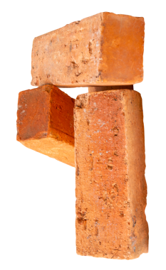 Yığındaki üç eski kırmızı veya turuncu tuğlanın yan görünümü png dosya biçiminde kırpma yolu ile izole edilmiştir.