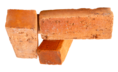 Yığındaki üç eski kırmızı veya turuncu tuğlanın yan görünümü png dosya biçiminde kırpma yolu ile izole edilmiştir.