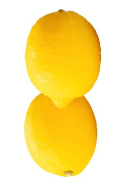 Yığınla taze, sarı limon meyvesinin üst görüntüsü beyaz arka planda izole edilmiştir..