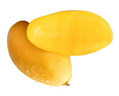 Yarım ve su damlacıkları ile tek olgun sarı mango meyveleri kesme yolu ile beyaz arka planda izole edilir.