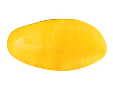 Tek olgun sarı mango meyvesi ikiye bölünür veya kesme yolu ile beyaz arka planda izole edilir.