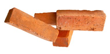 Kırık dört eski kırmızı ya da turuncu tuğlaların yan görünümü kırpma yolu ile beyaz arkaplanda izole edilmiştir.