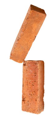 Yığındaki iki çatlamış kırmızı ya da turuncu tuğlanın yan görünümü kırpma yolu ile beyaz arkaplanda izole edilmiştir..