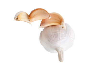 Bir ampulün ve soyulmamış üç sarımsak karanfil veya parçasının yan görünümü png dosya biçiminde kırpma yolu ile izole edilmiştir.