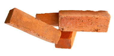 Yığındaki dört çatlamış eski kırmızı veya turuncu tuğla yan görünümü png dosya biçiminde kırpma yolu ile izole edilmiştir.