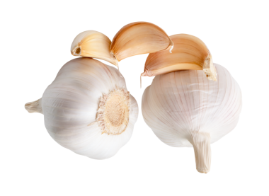 İki sarımsak soğanı ve soyulmamış üç sarımsak karanfili veya yığın halinde parçaların yan görünümü png dosya biçiminde kırpma yolu ile izole edilmiştir.