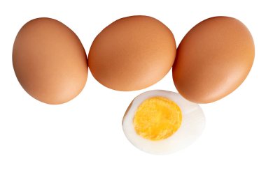 Çiğ kahverengi tavuk yumurtalarının önü ve yumurta sarısı ile pişirilmiş veya haşlanmış tavuk yumurtalarının yarısı beyaz arka planda kırpma yolu ile izole edilmiştir..
