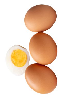 Çiğ kahverengi tavuk yumurtalarının önü ve yumurta sarısı ile pişirilmiş veya haşlanmış tavuk yumurtalarının yarısı beyaz arka planda kırpma yolu ile izole edilmiştir..