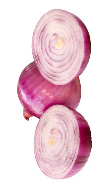 Kümelenmiş iki soğan parçalı kırmızı ya da mor soğan soğanı soğan soğanı beyaz arka planda kırpma yolu ile izole edilmiştir..