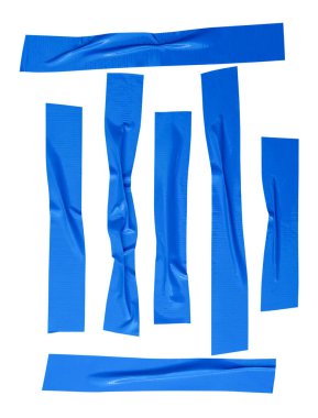 Kırışık veya buruşuk mavi yapıştırıcı bant veya şerit şeklinde kumaş bantların üst görünümü kırpma yolu ile beyaz arkaplanda izole edilir.