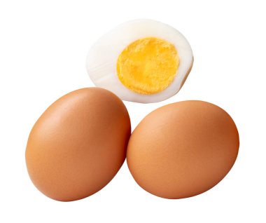 Çiğ kahverengi tavuk yumurtalarının ve yumurta sarısı ile haşlanmış tavuk yumurtalarının üst görüntüsü kesme yolu ile beyaz arka planda izole edilir..