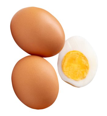 Çiğ kahverengi tavuk yumurtalarının ve yumurta sarısı ile haşlanmış tavuk yumurtalarının üst görüntüsü kesme yolu ile beyaz arka planda izole edilir..
