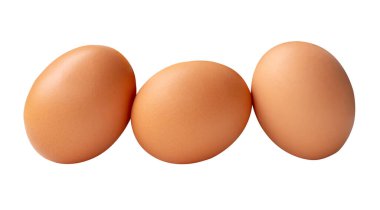 Yığınla taze kahverengi tavuk yumurtası beyaz arka planda kırpma yolu ile izole edilmiştir..