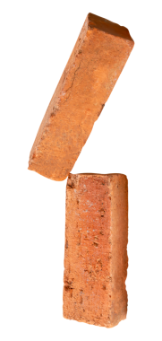Yığındaki iki çatlamış eski kırmızı veya turuncu tuğlanın yan görünümü png dosya biçiminde kırpma yolu ile izole edilmiştir.