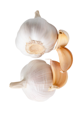 İki sarımsak soğanı ve soyulmamış üç sarımsak karanfili veya yığın halinde parçaların yan görünümü png dosya biçiminde kırpma yolu ile izole edilmiştir.