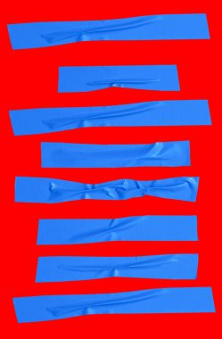 Kırışık veya buruşuk mavi yapıştırıcı bant veya şerit şeklinde kumaş bantların üst görünümü kırpma yolu ile kırmızı arkaplanda izole edilir.