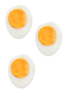 Yumurta sarısı ve yumurta sarısı ile haşlanmış ya da pişirilmiş tavuk yumurtaları beyaz arka planda kırpma yolu ile izole edilir..