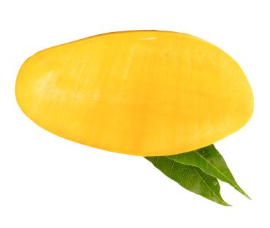 Yeşil yapraklı olgun sarı mango meyvesinin yarısı kesme yolu ile beyaz arka planda izole edilmiştir..