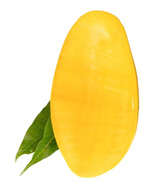 Yeşil yapraklı olgun sarı mango meyvesinin yarısı kesme yolu ile beyaz arka planda izole edilmiştir..
