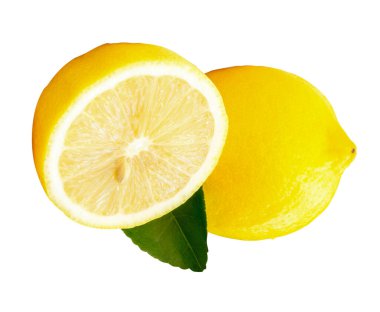 Yarım ve yeşil yapraklı sarı limon meyvesi kesme yolu ile beyaz arka planda izole edilir.