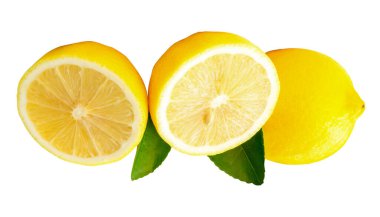 İki yarısı yeşil yapraklı sarı limon meyvesi üst görünümü kırpma yolu ile beyaz arka planda izole edilir.