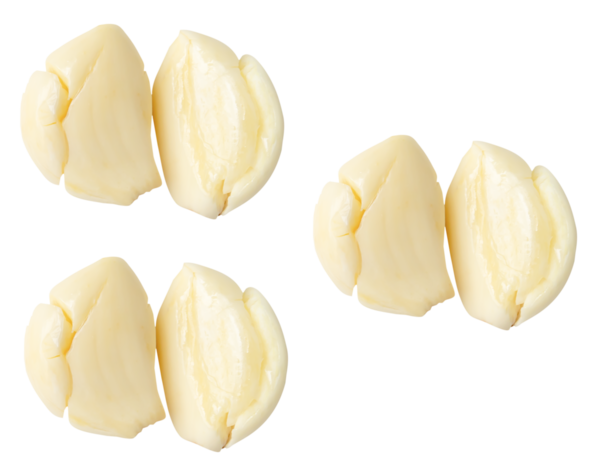 Üst görünüm soyulmuş sarımsak karanfilleri üç yığın halinde png dosya biçiminde kırpma yolu ile izole edilir.