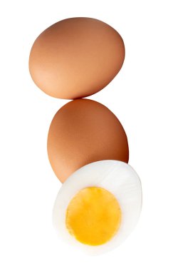 Çiğ kahverengi tavuk yumurtalarının ön görüntüsü ve yumurta sarısı ile pişirilmiş veya haşlanmış tavuk yumurtası küçük bir yığın halinde beyaz arka planda kırpma yolu ile izole edilir..