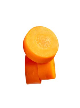 Üst görünüm üç turuncu havuç dilimleri yığın halinde beyaz arka planda kırpma yolu ile izole edilir.