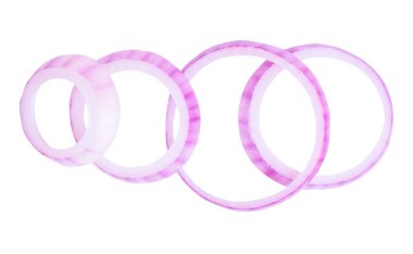 Taze kırmızı ya da mor soğan halkalarının ya da yığın halinde dilimlerin üst görünümü kırpma yolu ile beyaz arkaplanda izole edilir..