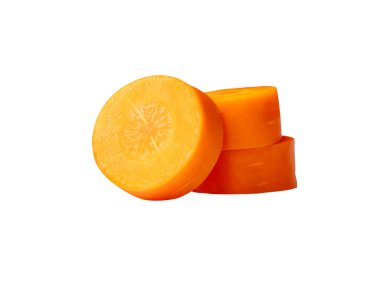 Yığının içindeki üç turuncu havuç diliminin yan görüntüsü kesme yolu ile beyaz arkaplanda izole edilmiştir..