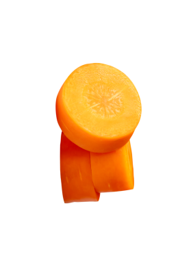 Yığının içindeki üç turuncu havuç diliminin yan görünümü png dosya biçiminde kırpma yolu ile izole edilmiştir.