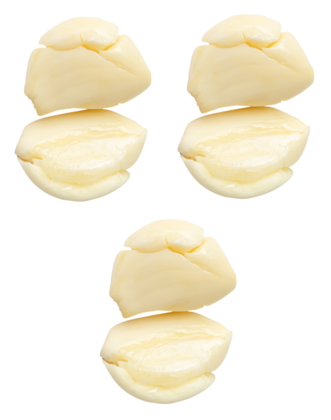 Üst görünüm soyulmuş sarımsak karanfilleri üç yığın halinde png dosya biçiminde kırpma yolu ile izole edilir.