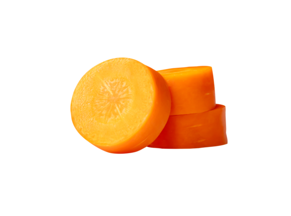 Yığının içindeki üç turuncu havuç diliminin yan görünümü png dosya biçiminde kırpma yolu ile izole edilmiştir.