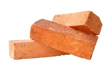 Yığındaki üç çatlamış kırmızı ya da turuncu tuğlanın yan görünümü kırpma yolu ile beyaz arkaplanda izole edilmiştir.