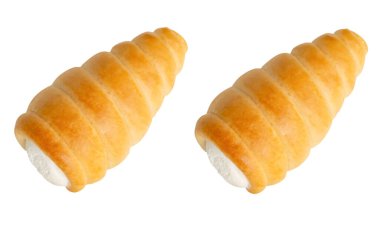 İki puf böreği krema boynuzundan oluşan üst görünüm seti kırpma yolu ile beyaz arkaplanda izole edilmiştir..