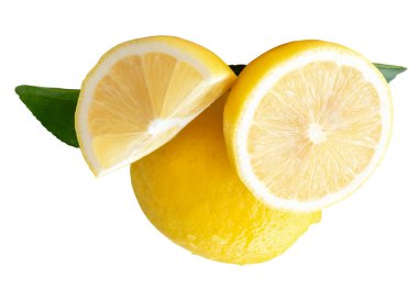 Yarım dilimler ve yeşil yapraklı sarı limon meyvesi üst görünümü kırpma yolu ile beyaz arka planda izole edilir.