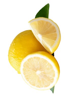 Yarım dilimler ve yeşil yapraklı sarı limon meyvesi üst görünümü kırpma yolu ile beyaz arka planda izole edilir.