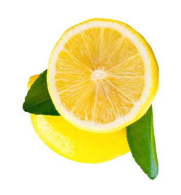 Yeşil yapraklı sarı limon meyvesi üst görünümü kırpma yolu ile beyaz arka planda izole edilir.