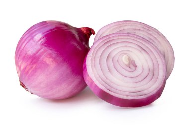 Fesh soyulmuş kırmızı ya da mor İspanyol soğanı daire şeklinde iki dilim halinde ve kümelenmiş bir ampul kesme yolu ile beyaz zemin üzerinde izole edilmiştir..