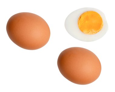 Çiğ kahverengi tavuk yumurtası seti ve yumurta sarısı ile pişirilmiş veya haşlanmış tavuk yumurtası beyaz arka planda kırpma yolu ile izole edilir..