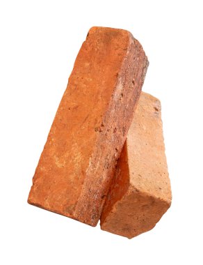 Yığındaki iki çatlamış kırmızı ya da turuncu tuğlanın yan görünümü kırpma yolu ile beyaz arkaplanda izole edilmiştir..