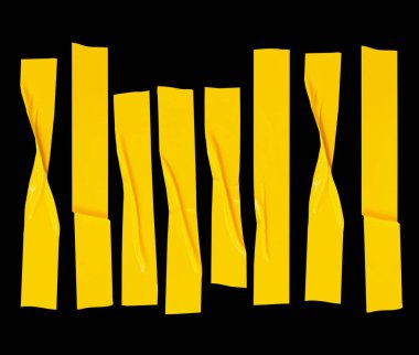 Kırışık veya buruşuk sarı yapıştırıcı bant veya çizgili kumaş bant kümesi ufuk şeklinde siyah arkaplanda kırpma yolu ile izole edilir..