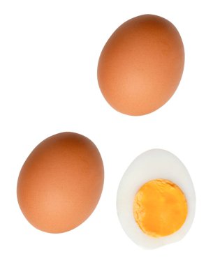 Çiğ kahverengi tavuk yumurtası seti ve yumurta sarısı ile pişirilmiş veya haşlanmış tavuk yumurtası beyaz arka planda kırpma yolu ile izole edilir..
