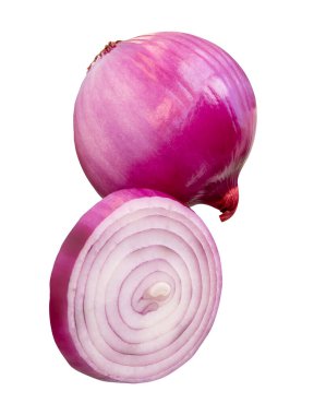Fesh soyulmuş kırmızı ya da mor İspanyol soğanı bir dilim halinde daire şeklinde ve kümelenmiş bir ampul kesme yolu ile beyaz arka planda izole edilir.