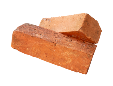 Yığındaki iki çatlamış eski kırmızı veya turuncu tuğlanın yan görünümü png dosya biçiminde kırpma yolu ile izole edilmiştir.