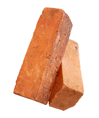 Yığındaki iki çatlamış eski kırmızı veya turuncu tuğlanın yan görünümü png dosya biçiminde kırpma yolu ile izole edilmiştir.