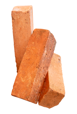 Yığındaki üç çatlamış eski kırmızı veya turuncu tuğla yan görünümü png dosya biçiminde kırpma yolu ile izole edilmiştir.