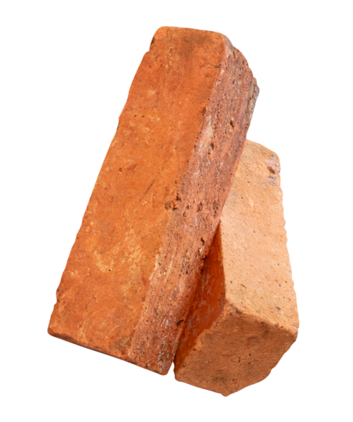 Yığındaki iki çatlamış eski kırmızı veya turuncu tuğlanın yan görünümü png dosya biçiminde kırpma yolu ile izole edilmiştir.