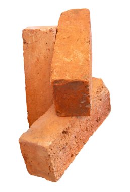 Yığındaki üç çatlamış kırmızı ya da turuncu tuğlanın yan görünümü kırpma yolu ile beyaz arkaplanda izole edilmiştir.