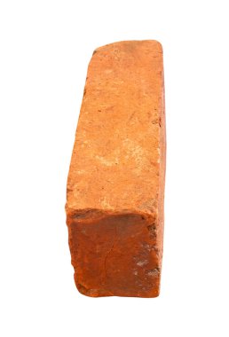 Kırık eski kırmızı ya da turuncu tuğlalardan birinin kenar görüntüsü kırpma yolu ile beyaz zemin üzerinde izole edilmiştir..